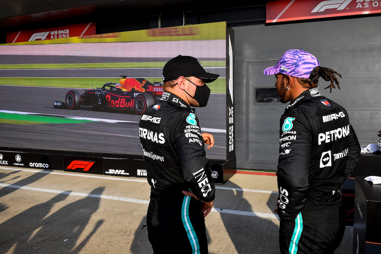 GP GRAN BRETAGNA, (L to R): Valtteri Bottas (FIN) Mercedes AMG F1 with team mate Lewis Hamilton (GBR) Mercedes AMG F1 in qualifying parc ferme.
16.07.2021. Formula 1 World Championship, Rd 10, British Grand Prix, Silverstone, England, Practice Day.
- www.xpbimages.com, EMail: requests@xpbimages.com © Copyright: FIA Pool Image for Editorial Use Only