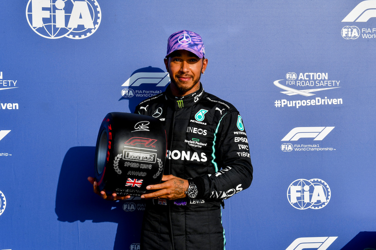 GP GRAN BRETAGNA, Lewis Hamilton (GBR) Mercedes AMG F1 with the Pirelli Speed King Award for being fastest in qualifying.
16.07.2021. Formula 1 World Championship, Rd 10, British Grand Prix, Silverstone, England, Practice Day.
- www.xpbimages.com, EMail: requests@xpbimages.com © Copyright: FIA Pool Image for Editorial Use Only