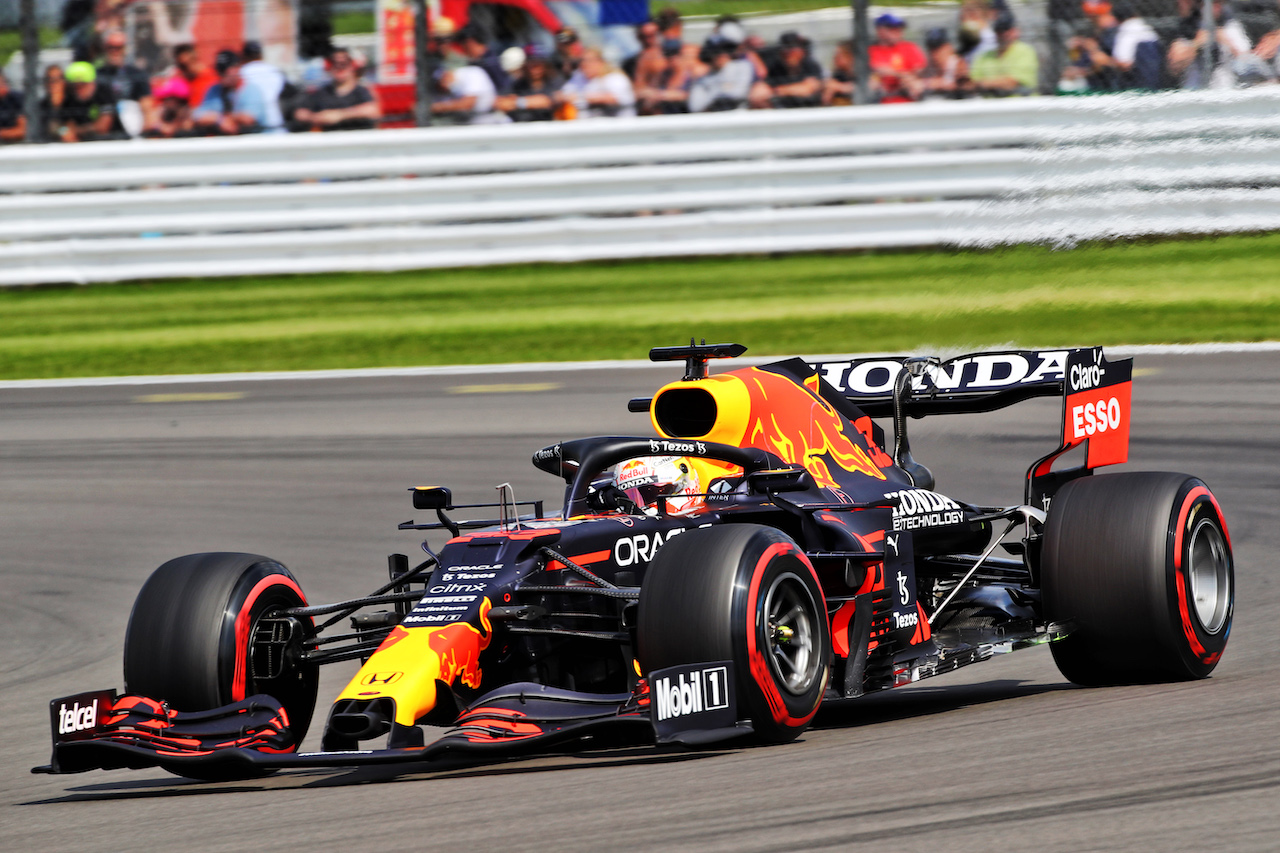 GP GRAN BRETAGNA, Max Verstappen (NLD) Red Bull Racing RB16B.
16.07.2021. Formula 1 World Championship, Rd 10, British Grand Prix, Silverstone, England, Practice Day.
 - www.xpbimages.com, EMail: requests@xpbimages.com © Copyright: Davenport / XPB Images