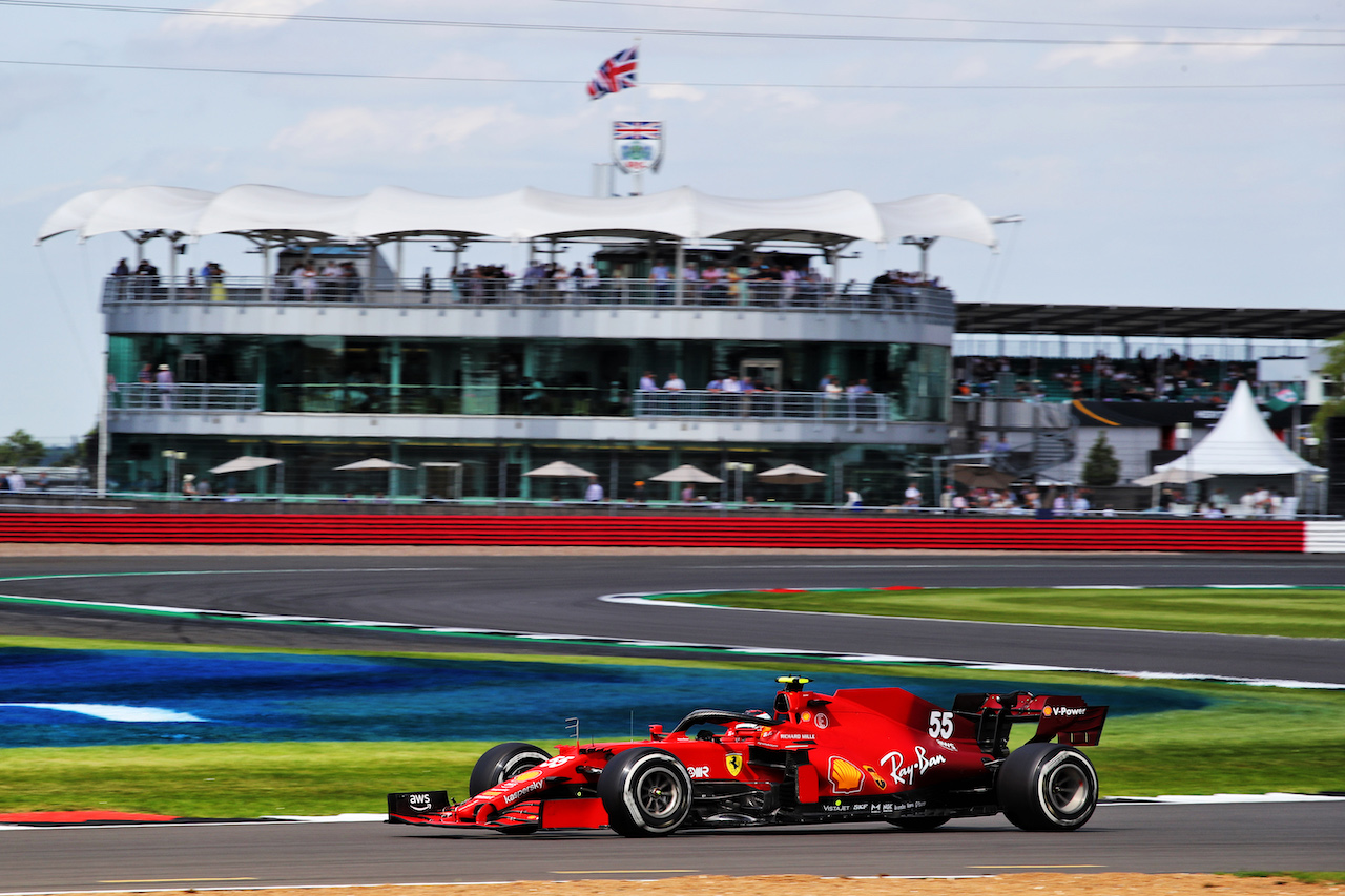 GP GRAN BRETAGNA, Carlos Sainz Jr (ESP) Ferrari SF-21.
16.07.2021. Formula 1 World Championship, Rd 10, British Grand Prix, Silverstone, England, Practice Day.
 - www.xpbimages.com, EMail: requests@xpbimages.com © Copyright: Davenport / XPB Images