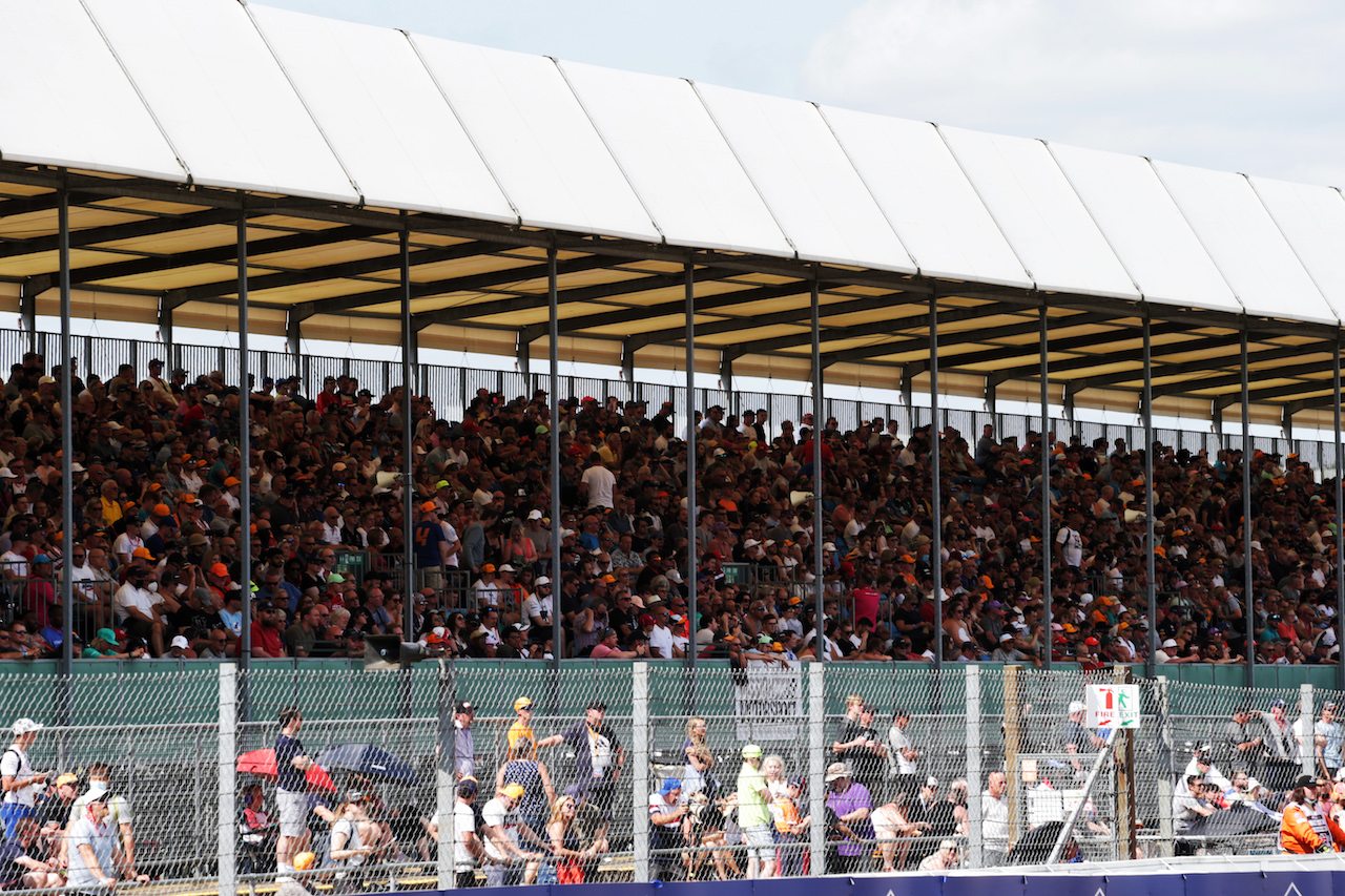 GP GRAN BRETAGNA, Circuit Atmosfera - fans in the grandstand.
16.07.2021. Formula 1 World Championship, Rd 10, British Grand Prix, Silverstone, England, Practice Day.
 - www.xpbimages.com, EMail: requests@xpbimages.com © Copyright: Davenport / XPB Images