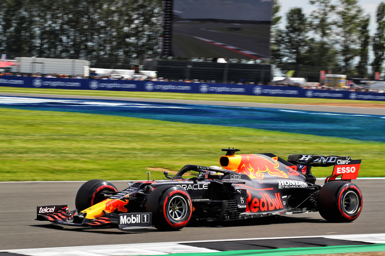 GP GRAN BRETAGNA, Max Verstappen (NLD) Red Bull Racing RB16B.
16.07.2021. Formula 1 World Championship, Rd 10, British Grand Prix, Silverstone, England, Practice Day.
 - www.xpbimages.com, EMail: requests@xpbimages.com © Copyright: Davenport / XPB Images