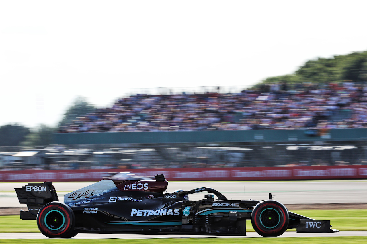 GP GRAN BRETAGNA, Lewis Hamilton (GBR) Mercedes AMG F1 W12.
16.07.2021. Formula 1 World Championship, Rd 10, British Grand Prix, Silverstone, England, Practice Day.
- www.xpbimages.com, EMail: requests@xpbimages.com © Copyright: Batchelor / XPB Images