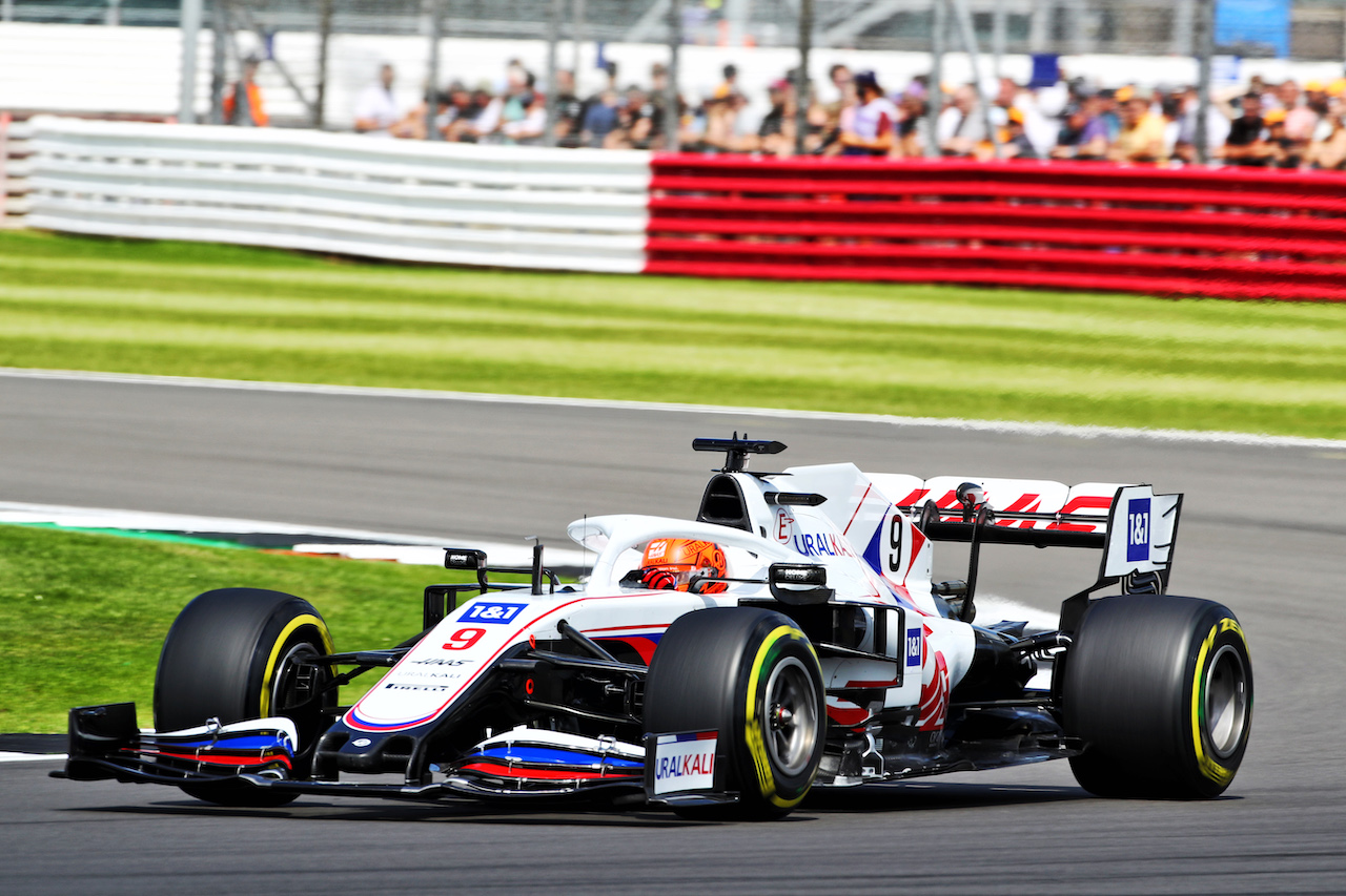 GP GRAN BRETAGNA, Nikita Mazepin (RUS) Haas F1 Team VF-21.
16.07.2021. Formula 1 World Championship, Rd 10, British Grand Prix, Silverstone, England, Practice Day.
 - www.xpbimages.com, EMail: requests@xpbimages.com © Copyright: Davenport / XPB Images