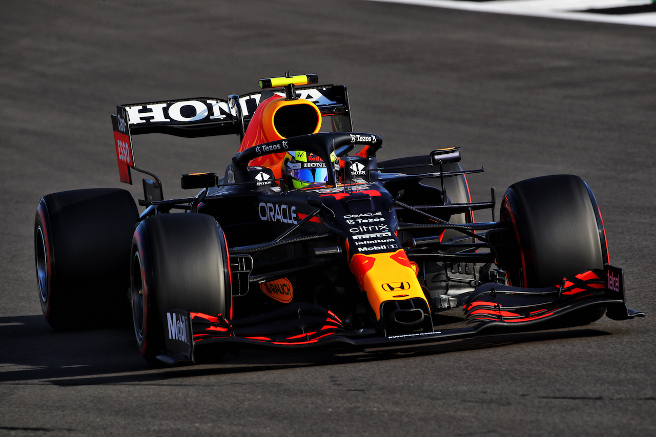 GP GRAN BRETAGNA, Sergio Perez (MEX) Red Bull Racing RB16B.
16.07.2021. Formula 1 World Championship, Rd 10, British Grand Prix, Silverstone, England, Practice Day.
 - www.xpbimages.com, EMail: requests@xpbimages.com © Copyright: Davenport / XPB Images