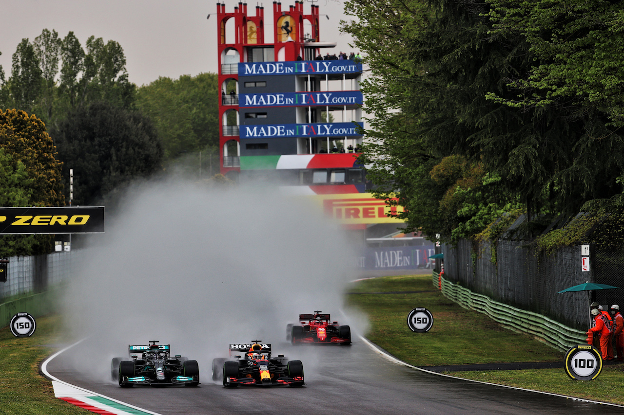 GP IMOLA, Max Verstappen (NLD) Red Bull Racing RB16B davanti a Lewis Hamilton (GBR) Mercedes AMG F1 W12 at the partenza of the race.
18.04.2021. Formula 1 World Championship, Rd 2, Emilia Romagna Grand Prix, Imola, Italy, Gara Day.
- www.xpbimages.com, EMail: requests@xpbimages.com © Copyright: Batchelor / XPB Images
