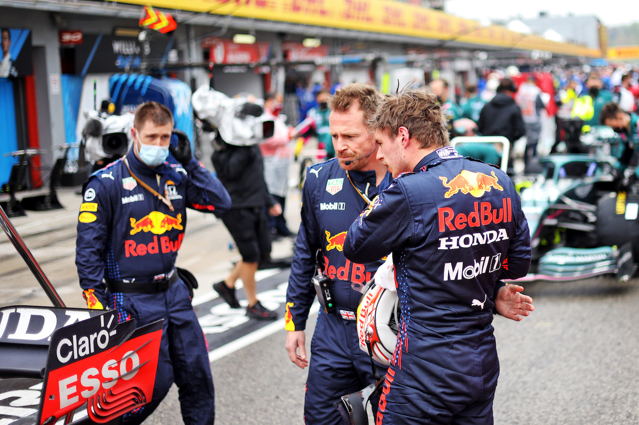 GP IMOLA, Max Verstappen (NLD) Red Bull Racing in the pits while the race is stopped.
18.04.2021. Formula 1 World Championship, Rd 2, Emilia Romagna Grand Prix, Imola, Italy, Gara Day.
- www.xpbimages.com, EMail: requests@xpbimages.com © Copyright: Bearne / XPB Images
