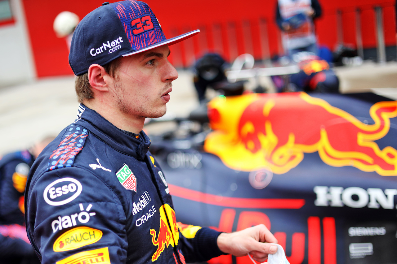 GP IMOLA, Max Verstappen (NLD) Red Bull Racing in the pits while the race is stopped.
18.04.2021. Formula 1 World Championship, Rd 2, Emilia Romagna Grand Prix, Imola, Italy, Gara Day.
- www.xpbimages.com, EMail: requests@xpbimages.com © Copyright: Bearne / XPB Images