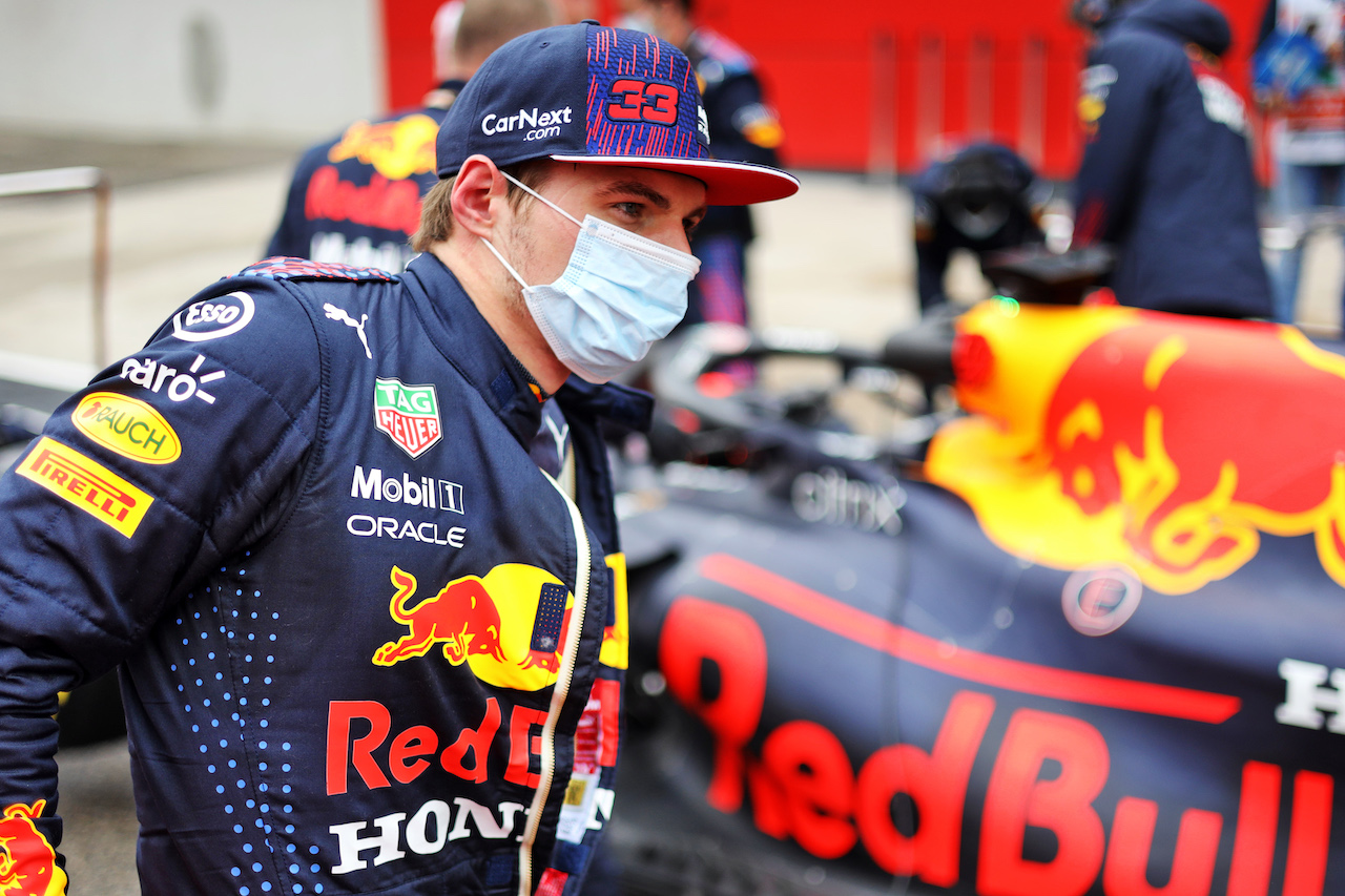 GP IMOLA, Max Verstappen (NLD) Red Bull Racing in the pits while the race is stopped.
18.04.2021. Formula 1 World Championship, Rd 2, Emilia Romagna Grand Prix, Imola, Italy, Gara Day.
- www.xpbimages.com, EMail: requests@xpbimages.com © Copyright: Bearne / XPB Images
