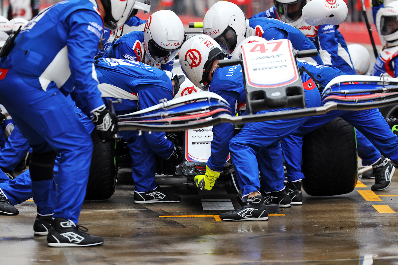 GP IMOLA, Mick Schumacher (GER) Haas VF-21 makes a pit stop.
18.04.2021. Formula 1 World Championship, Rd 2, Emilia Romagna Grand Prix, Imola, Italy, Gara Day.
- www.xpbimages.com, EMail: requests@xpbimages.com © Copyright: Bearne / XPB Images