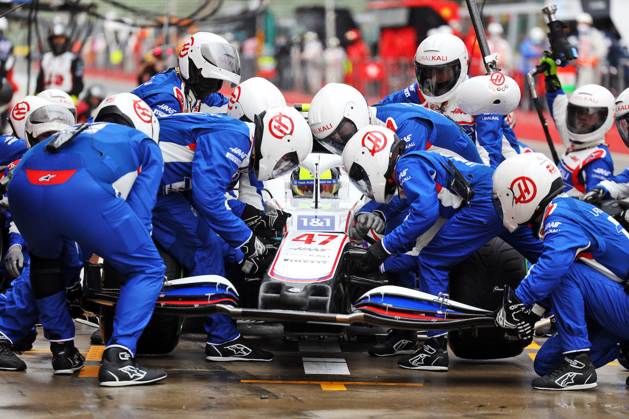 GP IMOLA, Mick Schumacher (GER) Haas VF-21 makes a pit stop.
18.04.2021. Formula 1 World Championship, Rd 2, Emilia Romagna Grand Prix, Imola, Italy, Gara Day.
- www.xpbimages.com, EMail: requests@xpbimages.com © Copyright: Bearne / XPB Images