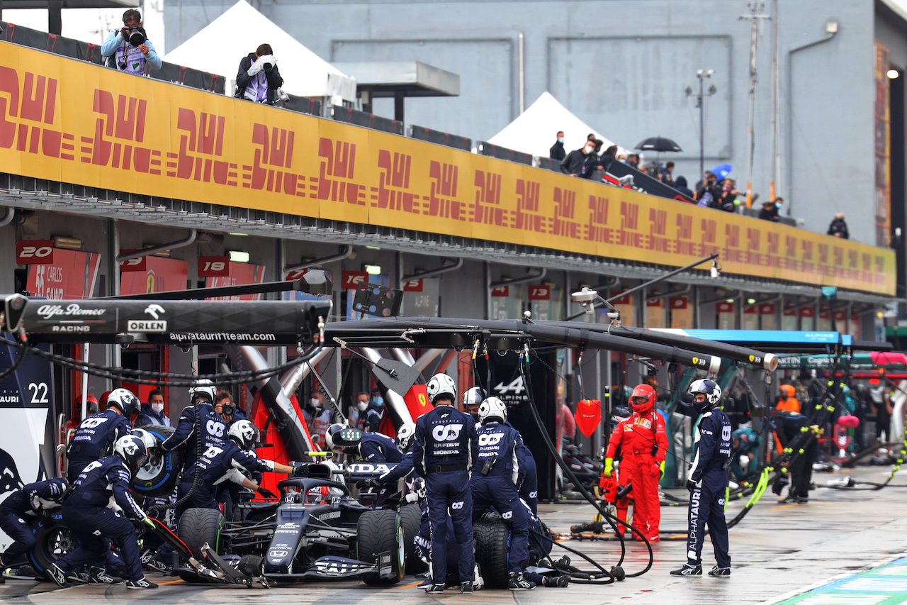 GP IMOLA, Pierre Gasly (FRA) AlphaTauri AT02 makes a pit stop.
18.04.2021. Formula 1 World Championship, Rd 2, Emilia Romagna Grand Prix, Imola, Italy, Gara Day.
- www.xpbimages.com, EMail: requests@xpbimages.com © Copyright: Bearne / XPB Images