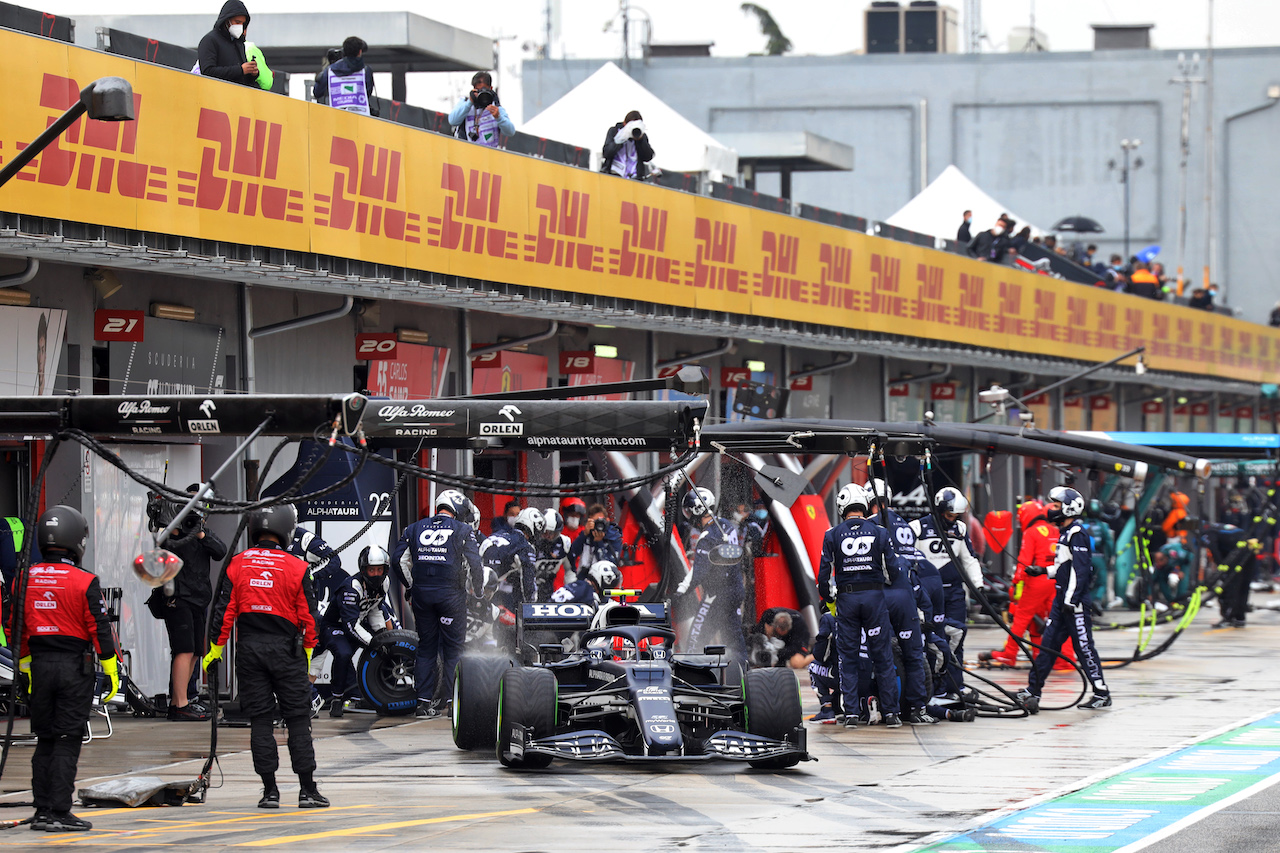 GP IMOLA, Pierre Gasly (FRA) AlphaTauri AT02 makes a pit stop.
18.04.2021. Formula 1 World Championship, Rd 2, Emilia Romagna Grand Prix, Imola, Italy, Gara Day.
- www.xpbimages.com, EMail: requests@xpbimages.com © Copyright: Bearne / XPB Images