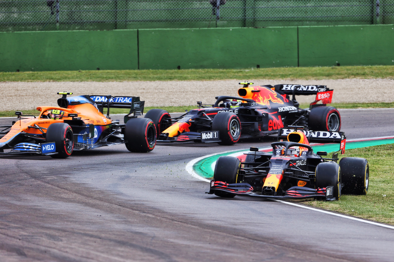 GP IMOLA, Max Verstappen (NLD) Red Bull Racing RB16B runs wide at the repartenza.
18.04.2021. Formula 1 World Championship, Rd 2, Emilia Romagna Grand Prix, Imola, Italy, Gara Day.
- www.xpbimages.com, EMail: requests@xpbimages.com © Copyright: Charniaux / XPB Images