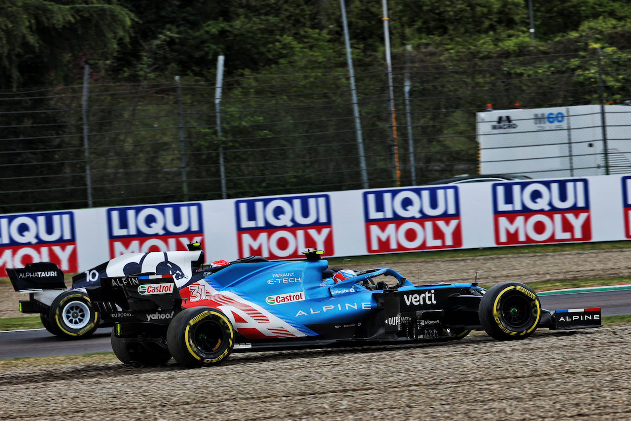 GP IMOLA, Esteban Ocon (FRA) Alpine F1 Team A521 runs wide.
18.04.2021. Formula 1 World Championship, Rd 2, Emilia Romagna Grand Prix, Imola, Italy, Gara Day.
- www.xpbimages.com, EMail: requests@xpbimages.com © Copyright: Batchelor / XPB Images