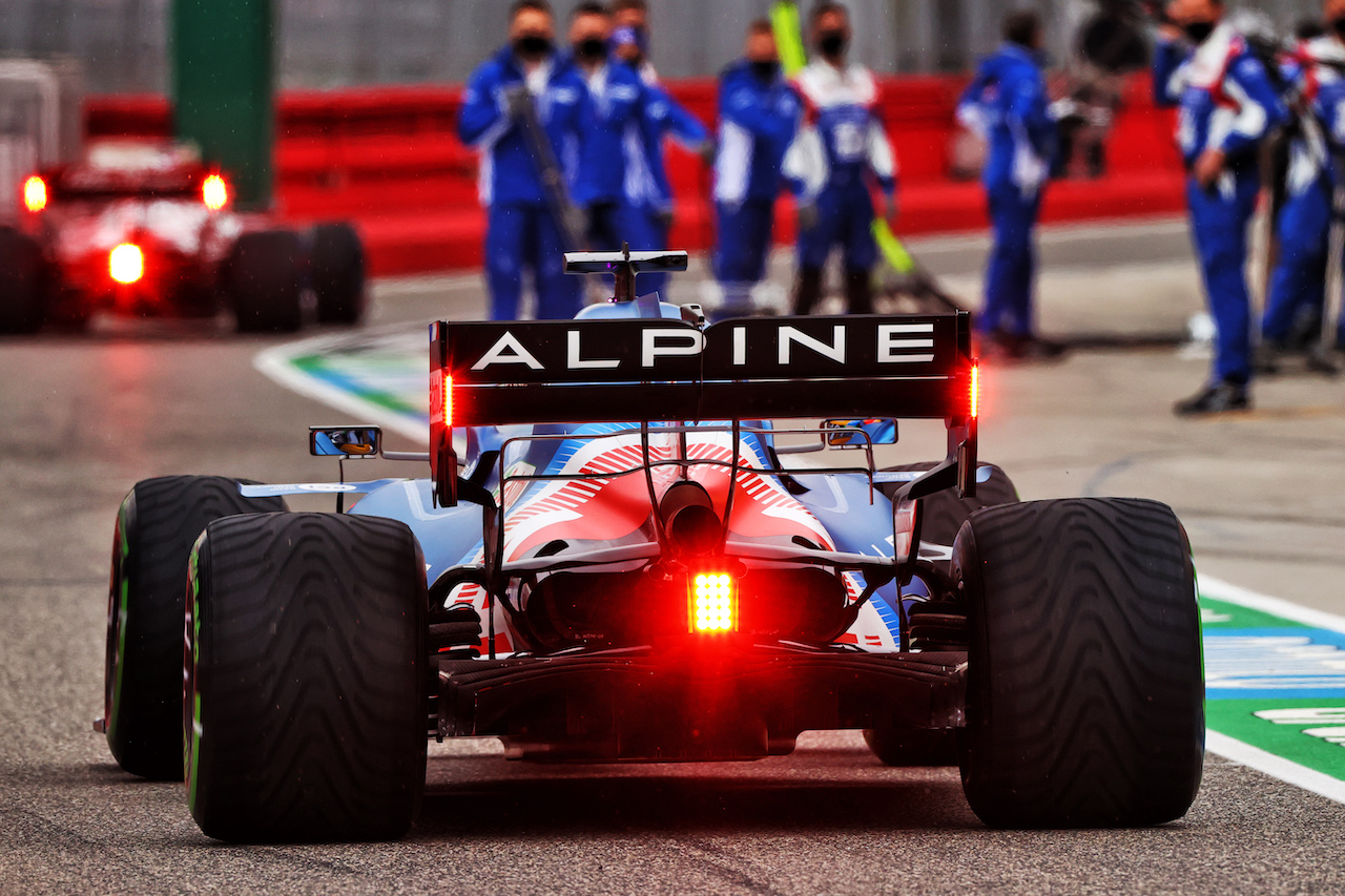 GP IMOLA, Fernando Alonso (ESP) Alpine F1 Team A521 in the pits while the race is stopped.
18.04.2021. Formula 1 World Championship, Rd 2, Emilia Romagna Grand Prix, Imola, Italy, Gara Day.
- www.xpbimages.com, EMail: requests@xpbimages.com © Copyright: Moy / XPB Images