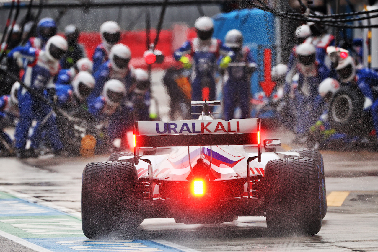 GP IMOLA, Nikita Mazepin (RUS) Haas F1 Team VF-21 makes a pit stop.
18.04.2021. Formula 1 World Championship, Rd 2, Emilia Romagna Grand Prix, Imola, Italy, Gara Day.
- www.xpbimages.com, EMail: requests@xpbimages.com © Copyright: Moy / XPB Images