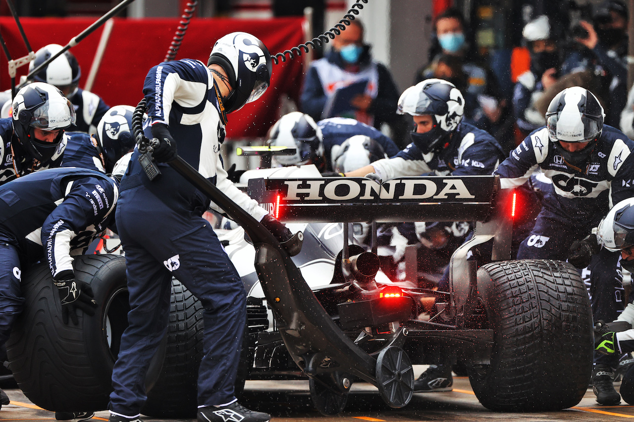 GP IMOLA, Pierre Gasly (FRA) AlphaTauri AT02 makes a pit stop.
18.04.2021. Formula 1 World Championship, Rd 2, Emilia Romagna Grand Prix, Imola, Italy, Gara Day.
- www.xpbimages.com, EMail: requests@xpbimages.com © Copyright: Moy / XPB Images
