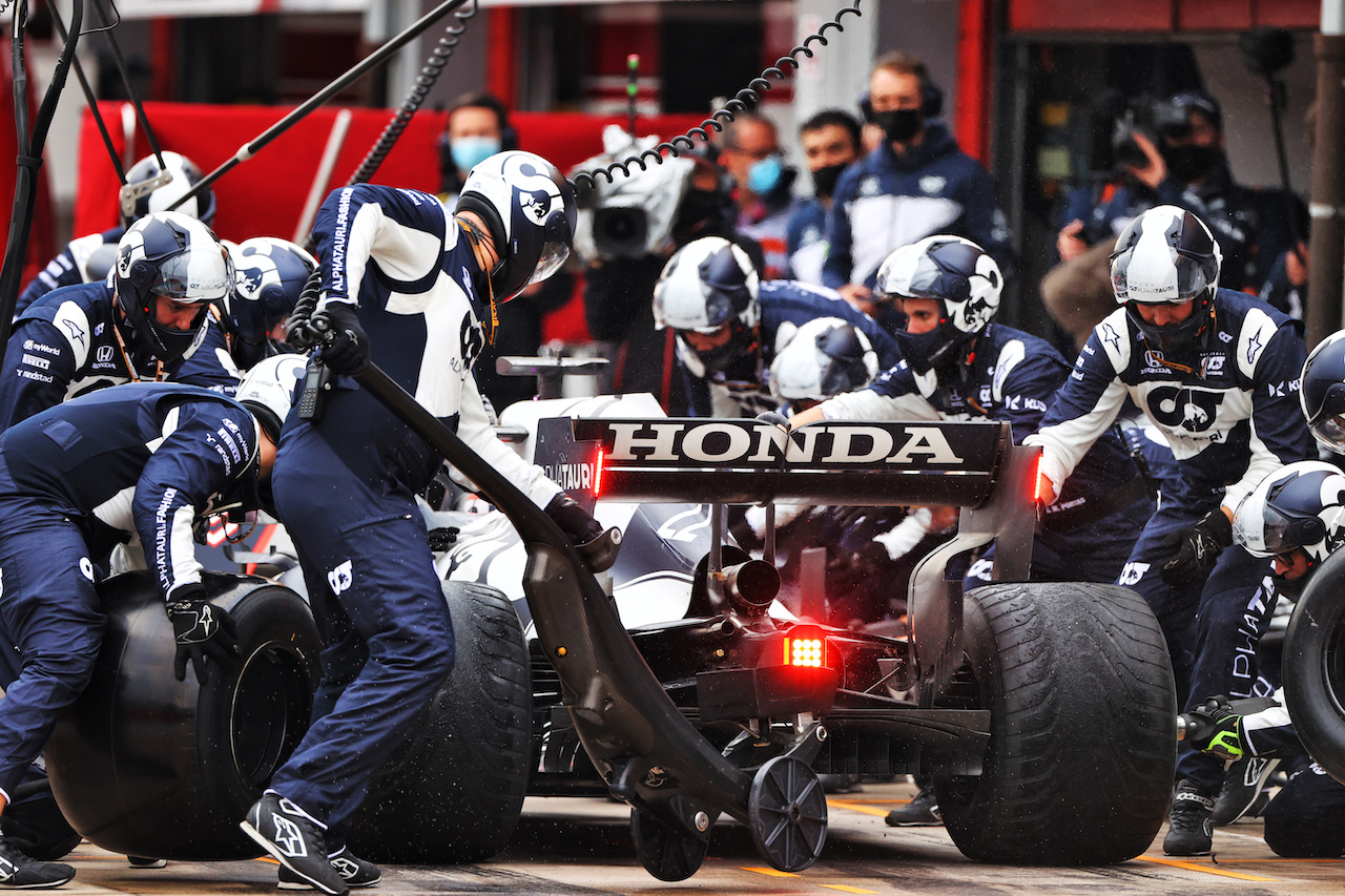GP IMOLA, Yuki Tsunoda (JPN) AlphaTauri AT02 makes a pit stop.
18.04.2021. Formula 1 World Championship, Rd 2, Emilia Romagna Grand Prix, Imola, Italy, Gara Day.
- www.xpbimages.com, EMail: requests@xpbimages.com © Copyright: Moy / XPB Images
