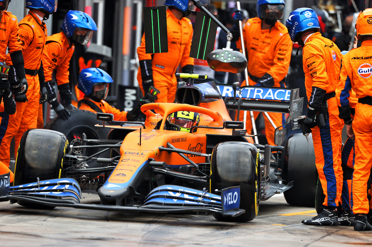 GP IMOLA, Lando Norris (GBR) McLaren MCL35M makes a pit stop.
18.04.2021. Formula 1 World Championship, Rd 2, Emilia Romagna Grand Prix, Imola, Italy, Gara Day.
- www.xpbimages.com, EMail: requests@xpbimages.com © Copyright: Moy / XPB Images