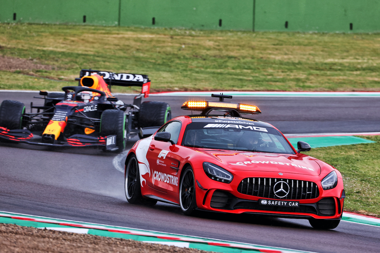 GP IMOLA, Max Verstappen (NLD) Red Bull Racing RB16B davanti a behind the Mercedes FIA Safety Car.
18.04.2021. Formula 1 World Championship, Rd 2, Emilia Romagna Grand Prix, Imola, Italy, Gara Day.
- www.xpbimages.com, EMail: requests@xpbimages.com © Copyright: Charniaux / XPB Images