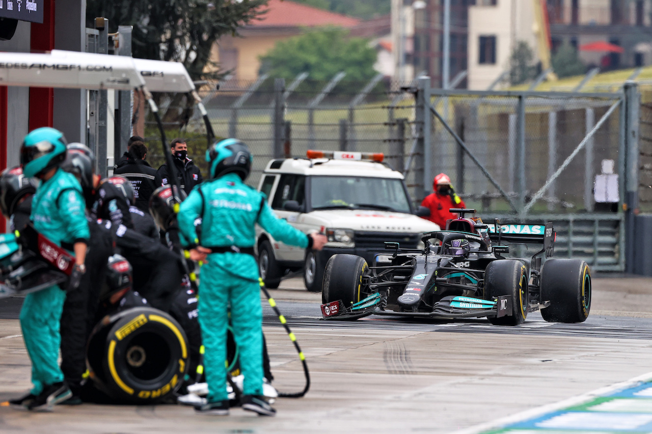 GP IMOLA, Lewis Hamilton (GBR) Mercedes AMG F1 W12 makes a pit stop.
18.04.2021. Formula 1 World Championship, Rd 2, Emilia Romagna Grand Prix, Imola, Italy, Gara Day.
- www.xpbimages.com, EMail: requests@xpbimages.com © Copyright: Moy / XPB Images