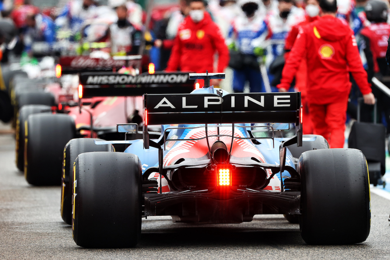GP IMOLA, Fernando Alonso (ESP) Alpine F1 Team A521 in the pits while the race is stopped.
18.04.2021. Formula 1 World Championship, Rd 2, Emilia Romagna Grand Prix, Imola, Italy, Gara Day.
- www.xpbimages.com, EMail: requests@xpbimages.com © Copyright: Moy / XPB Images