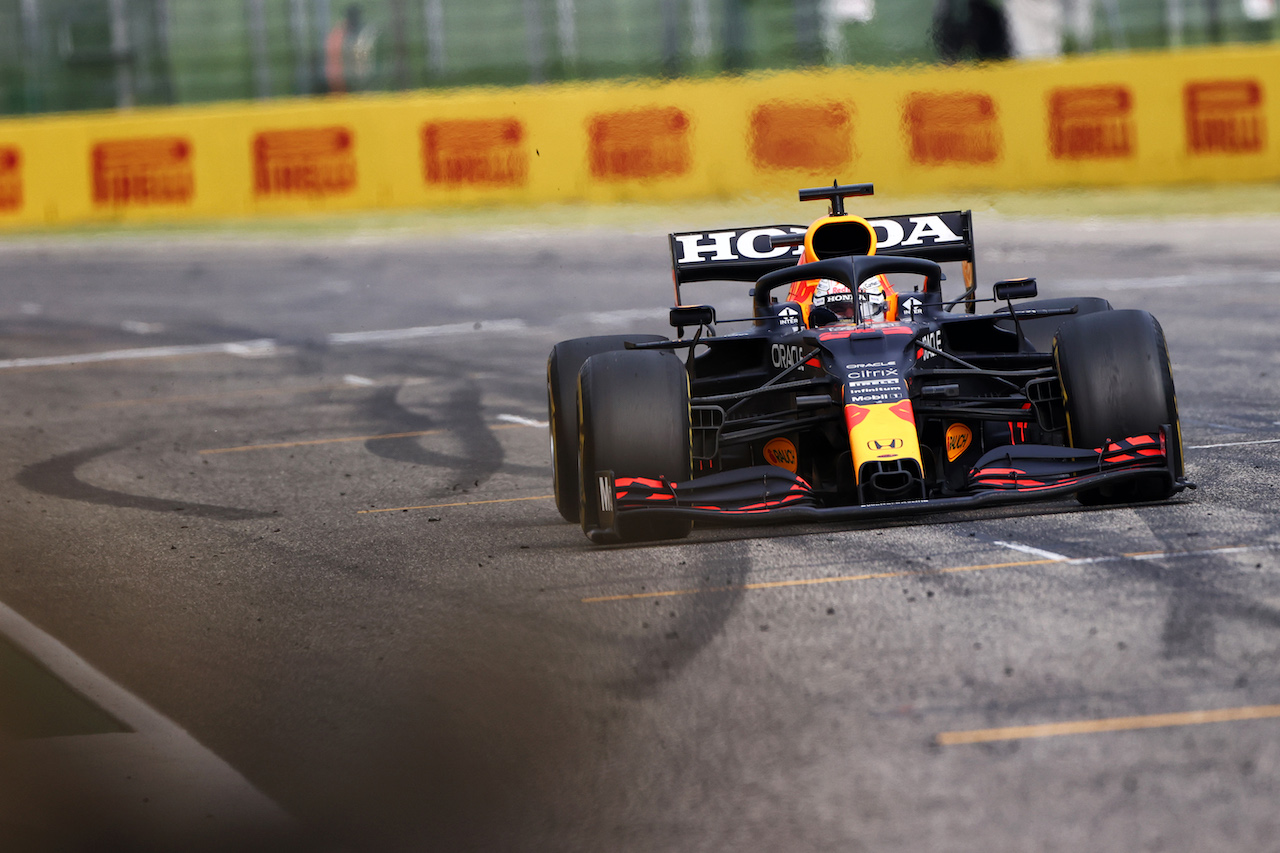 GP IMOLA, Gara winner Max Verstappen (NLD) Red Bull Racing RB16B celebrates at the end of the race.
18.04.2021. Formula 1 World Championship, Rd 2, Emilia Romagna Grand Prix, Imola, Italy, Gara Day.
- www.xpbimages.com, EMail: requests@xpbimages.com © Copyright: Moy / XPB Images