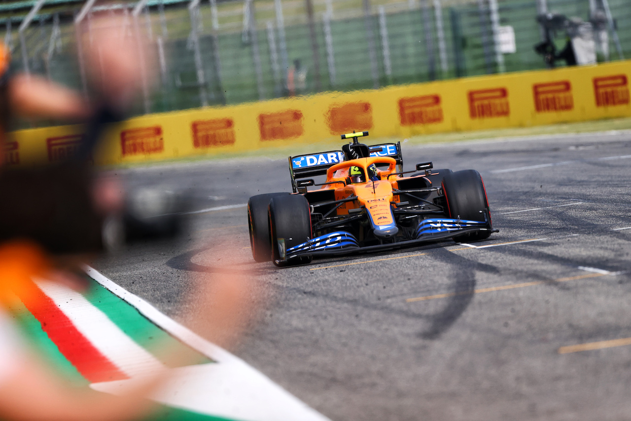 GP IMOLA, Lando Norris (GBR) McLaren celebrates his third position at the end of the race.
18.04.2021. Formula 1 World Championship, Rd 2, Emilia Romagna Grand Prix, Imola, Italy, Gara Day.
- www.xpbimages.com, EMail: requests@xpbimages.com © Copyright: Moy / XPB Images