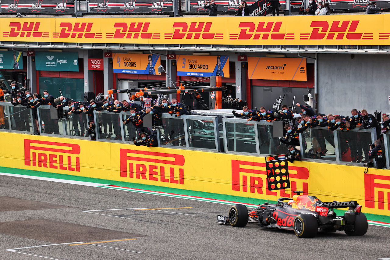 GP IMOLA, Gara winner Max Verstappen (NLD) Red Bull Racing RB16B celebrates as he passes his team at the end of the race.
18.04.2021. Formula 1 World Championship, Rd 2, Emilia Romagna Grand Prix, Imola, Italy, Gara Day.
- www.xpbimages.com, EMail: requests@xpbimages.com © Copyright: Charniaux / XPB Images