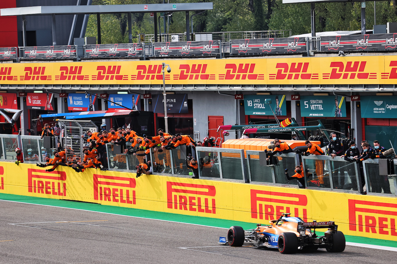 GP IMOLA, Lando Norris (GBR) McLaren MCL35M celebrates his third position as he passes his team at the end of the race.
18.04.2021. Formula 1 World Championship, Rd 2, Emilia Romagna Grand Prix, Imola, Italy, Gara Day.
- www.xpbimages.com, EMail: requests@xpbimages.com © Copyright: Charniaux / XPB Images
