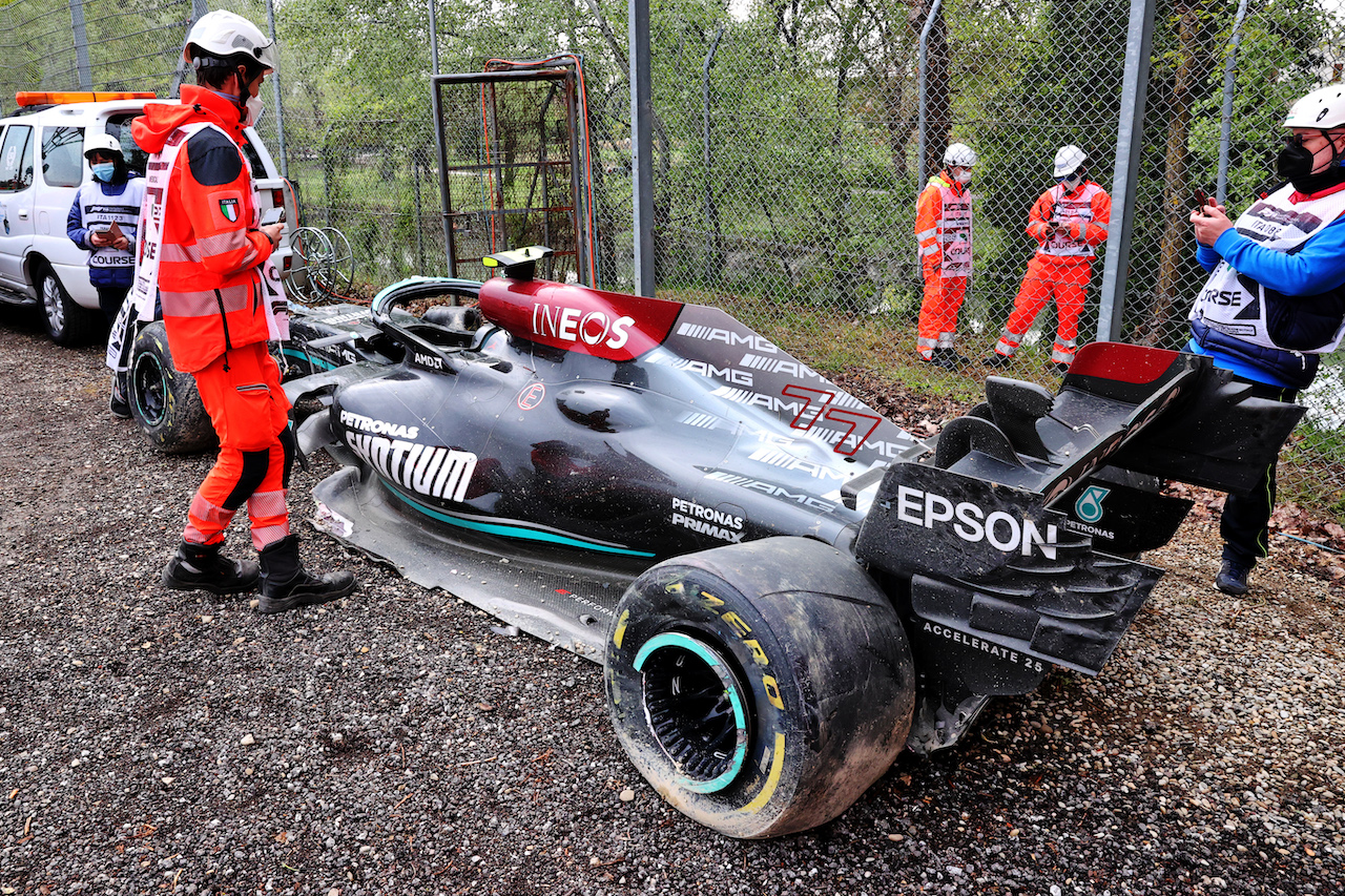 GP IMOLA, The damaged Mercedes AMG F1 W12 of Valtteri Bottas (FIN), who crashed out of the race.
18.04.2021. Formula 1 World Championship, Rd 2, Emilia Romagna Grand Prix, Imola, Italy, Gara Day.
- www.xpbimages.com, EMail: requests@xpbimages.com © Copyright: Batchelor / XPB Images