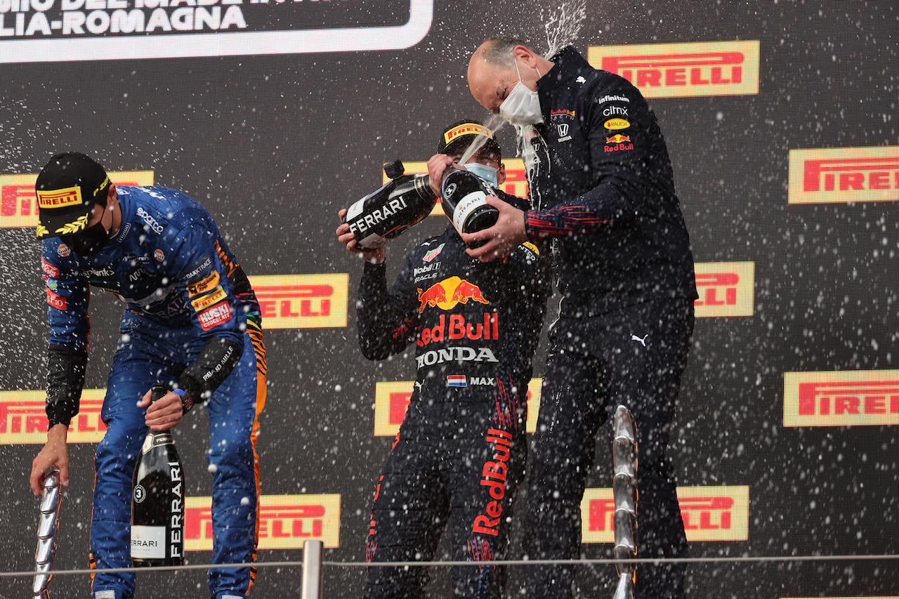 GP IMOLA, Lando Norris (GBR) McLaren with Max Verstappen (NLD) Red Bull Racing e Karl Sengstbratl, Red Bull Racing Finance & Operations Director.
18.04.2021. Formula 1 World Championship, Rd 2, Emilia Romagna Grand Prix, Imola, Italy, Gara Day.
- www.xpbimages.com, EMail: requests@xpbimages.com ¬© Copyright: Batchelor / XPB Images
