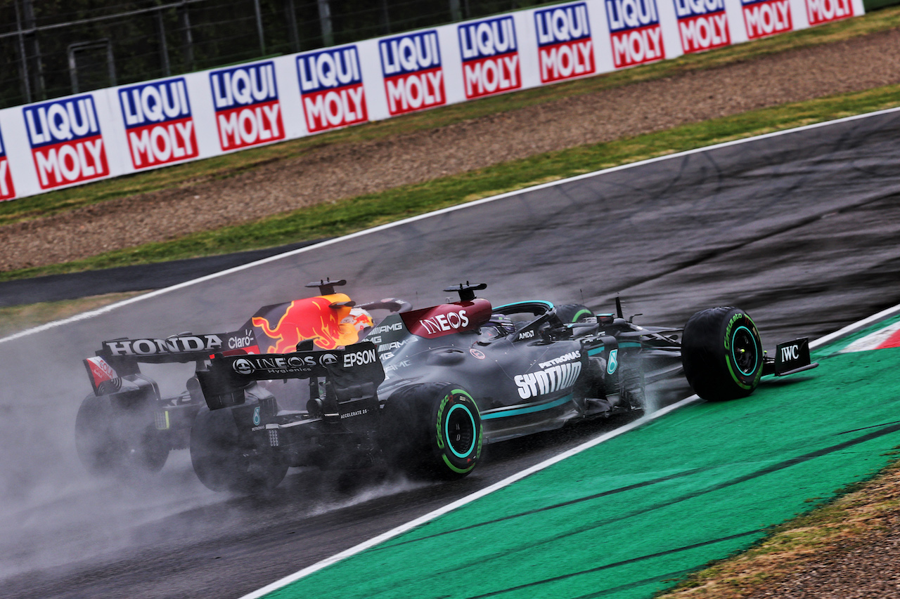 GP IMOLA, Lewis Hamilton (GBR) Mercedes AMG F1 W12 e Max Verstappen (NLD) Red Bull Racing RB16B battle for the lead at the partenza of the race.
18.04.2021. Formula 1 World Championship, Rd 2, Emilia Romagna Grand Prix, Imola, Italy, Gara Day.
- www.xpbimages.com, EMail: requests@xpbimages.com © Copyright: Batchelor / XPB Images