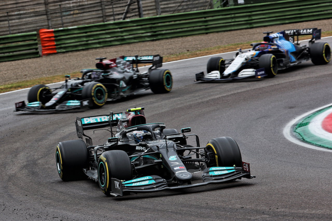 GP IMOLA, Valtteri Bottas (FIN) Mercedes AMG F1 W12 as Lewis Hamilton (GBR) Mercedes AMG F1 W12 runs off the circuit while attempting to lap George Russell (GBR) Williams Racing FW43B.
18.04.2021. Formula 1 World Championship, Rd 2, Emilia Romagna Grand Prix, Imola, Italy, Gara Day.
- www.xpbimages.com, EMail: requests@xpbimages.com © Copyright: Batchelor / XPB Images
