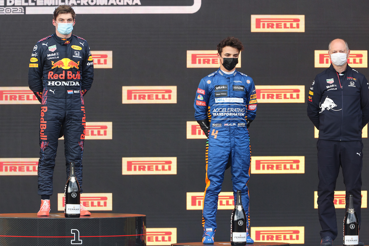 GP IMOLA, Max Verstappen (NLD), Red Bull Racing, Lando Norris (GBR), McLaren F1 Team e Karl Sengstbratl, Red Bull Racing Finance & Operations Director
18.04.2021. Formula 1 World Championship, Rd 2, Emilia Romagna Grand Prix, Imola, Italy, Gara Day.
- www.xpbimages.com, EMail: requests@xpbimages.com © Copyright: Charniaux / XPB Images