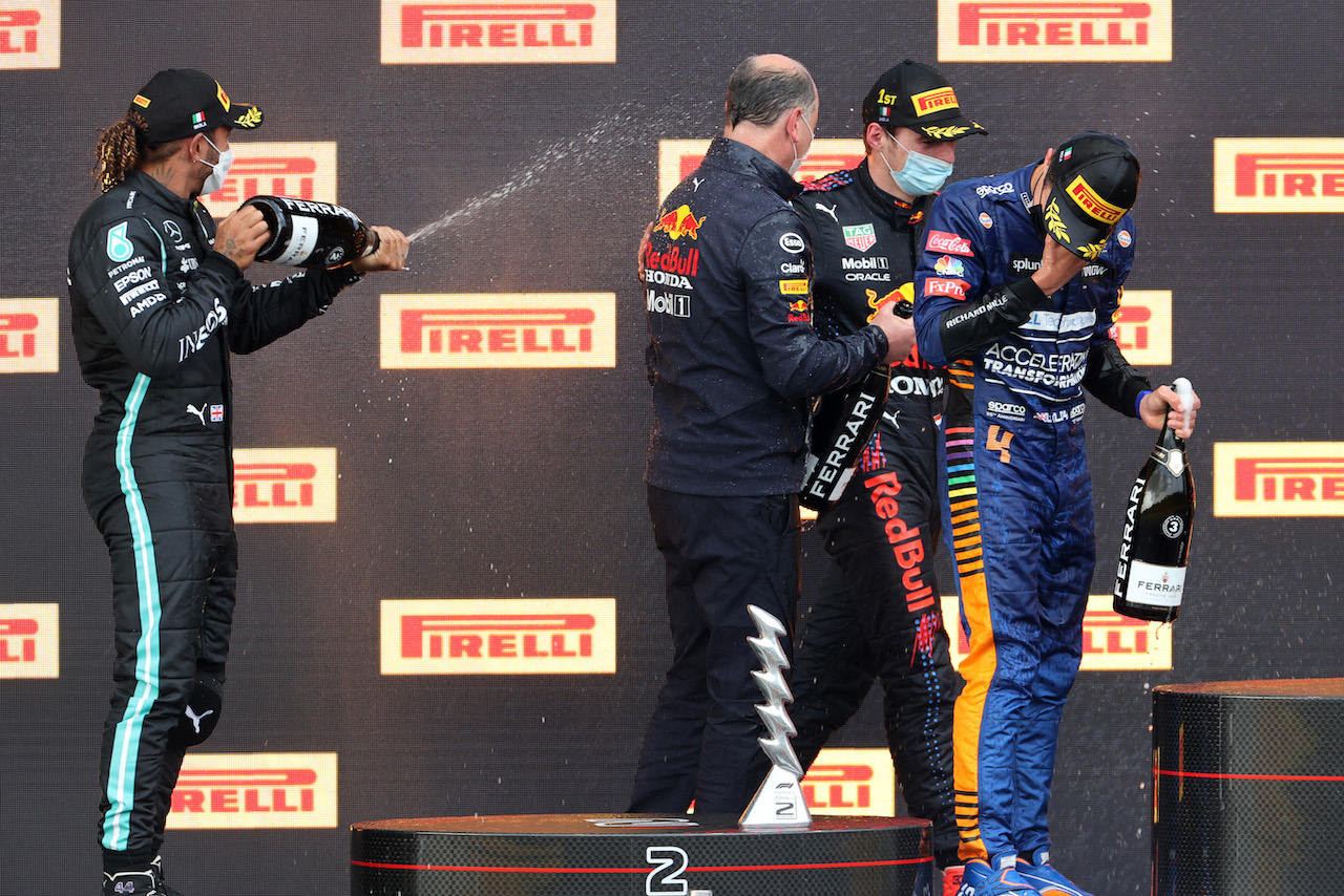 GP IMOLA, Lewis Hamilton (GBR), Mercedes AMG F1 , Max Verstappen (NLD), Red Bull Racing, Lando Norris (GBR), McLaren F1 Team e Karl Sengstbratl, Red Bull Racing Finance & Operations Director
18.04.2021. Formula 1 World Championship, Rd 2, Emilia Romagna Grand Prix, Imola, Italy, Gara Day.
- www.xpbimages.com, EMail: requests@xpbimages.com ¬© Copyright: Charniaux / XPB Images