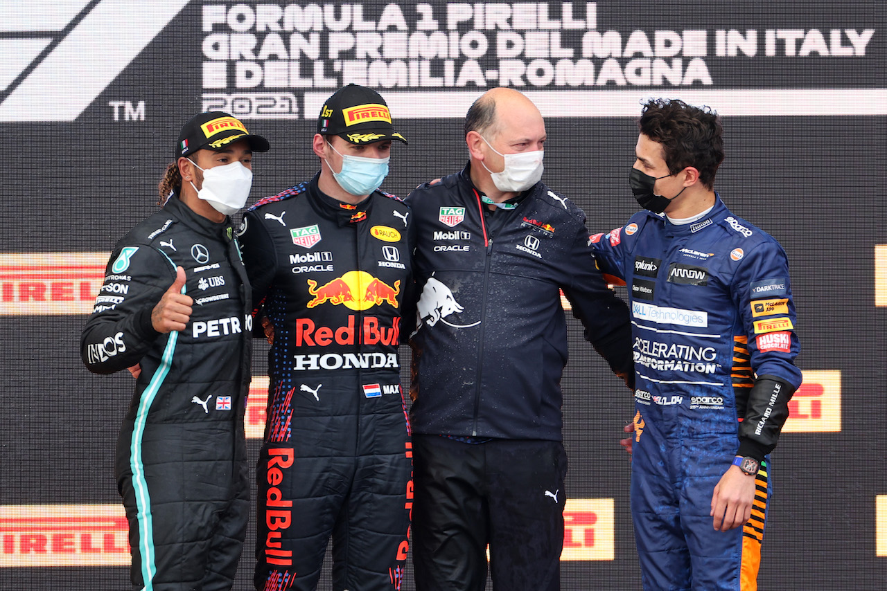 GP IMOLA, Lewis Hamilton (GBR), Mercedes AMG F1 , Max Verstappen (NLD), Red Bull Racing, Lando Norris (GBR), McLaren F1 Team e Karl Sengstbratl, Red Bull Racing Finance & Operations Director
18.04.2021. Formula 1 World Championship, Rd 2, Emilia Romagna Grand Prix, Imola, Italy, Gara Day.
- www.xpbimages.com, EMail: requests@xpbimages.com © Copyright: Charniaux / XPB Images