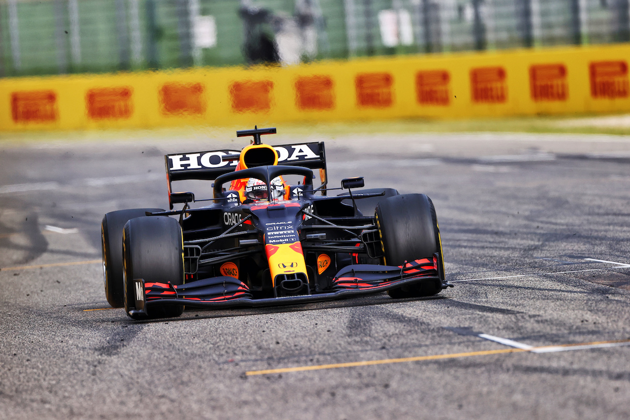 GP IMOLA, Gara winner Max Verstappen (NLD) Red Bull Racing RB16B celebrates at the end of the race.
18.04.2021. Formula 1 World Championship, Rd 2, Emilia Romagna Grand Prix, Imola, Italy, Gara Day.
- www.xpbimages.com, EMail: requests@xpbimages.com © Copyright: Moy / XPB Images