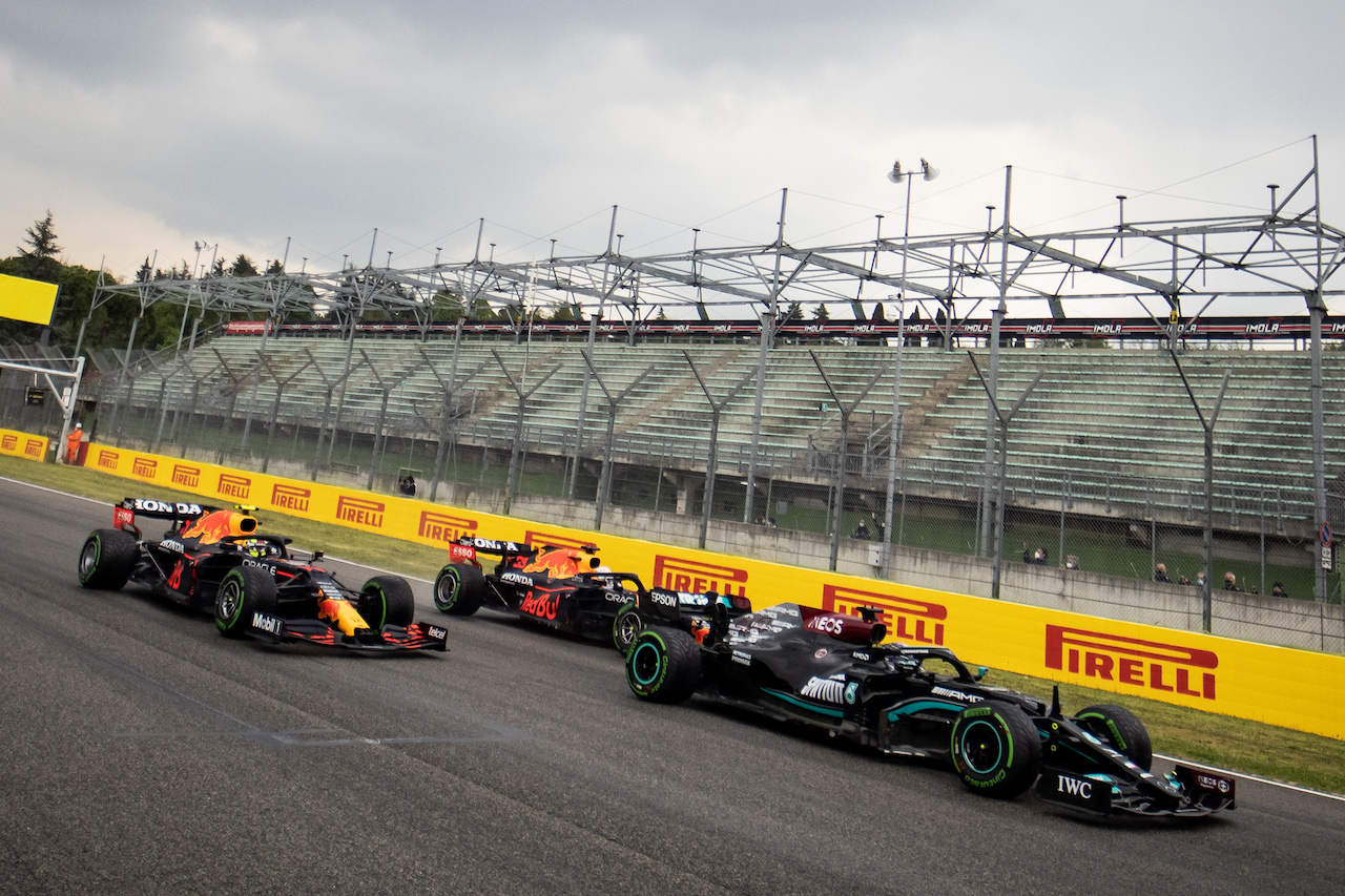 GP IMOLA, Lewis Hamilton (GBR) Mercedes AMG F1 W12 davanti a Sergio Perez (MEX) Red Bull Racing RB16B e Max Verstappen (NLD) Red Bull Racing RB16B at the partenza of the race.
18.04.2021. Formula 1 World Championship, Rd 2, Emilia Romagna Grand Prix, Imola, Italy, Gara Day.
- www.xpbimages.com, EMail: requests@xpbimages.com © Copyright: Bearne / XPB Images