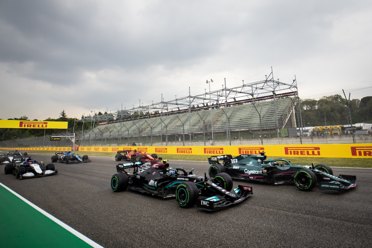GP IMOLA, Lance Stroll (CDN) Aston Martin F1 Team AMR21 e Valtteri Bottas (FIN) Mercedes AMG F1 W12 at the partenza of the race.
18.04.2021. Formula 1 World Championship, Rd 2, Emilia Romagna Grand Prix, Imola, Italy, Gara Day.
- www.xpbimages.com, EMail: requests@xpbimages.com © Copyright: Bearne / XPB Images