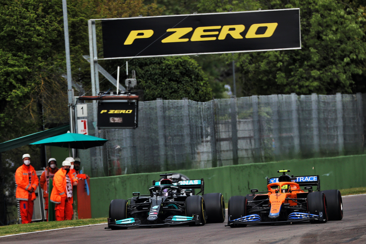 GP IMOLA, (L to R): Lewis Hamilton (GBR) Mercedes AMG F1 W12 e Lando Norris (GBR) McLaren MCL35M battle for position.
18.04.2021. Formula 1 World Championship, Rd 2, Emilia Romagna Grand Prix, Imola, Italy, Gara Day.
- www.xpbimages.com, EMail: requests@xpbimages.com © Copyright: Batchelor / XPB Images