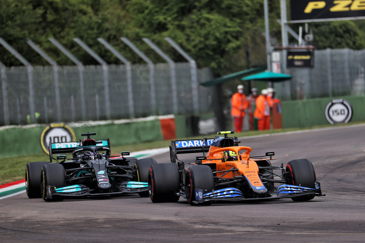 GP IMOLA, Lando Norris (GBR) McLaren MCL35M e Lewis Hamilton (GBR) Mercedes AMG F1 W12 battle for position.
18.04.2021. Formula 1 World Championship, Rd 2, Emilia Romagna Grand Prix, Imola, Italy, Gara Day.
- www.xpbimages.com, EMail: requests@xpbimages.com © Copyright: Batchelor / XPB Images