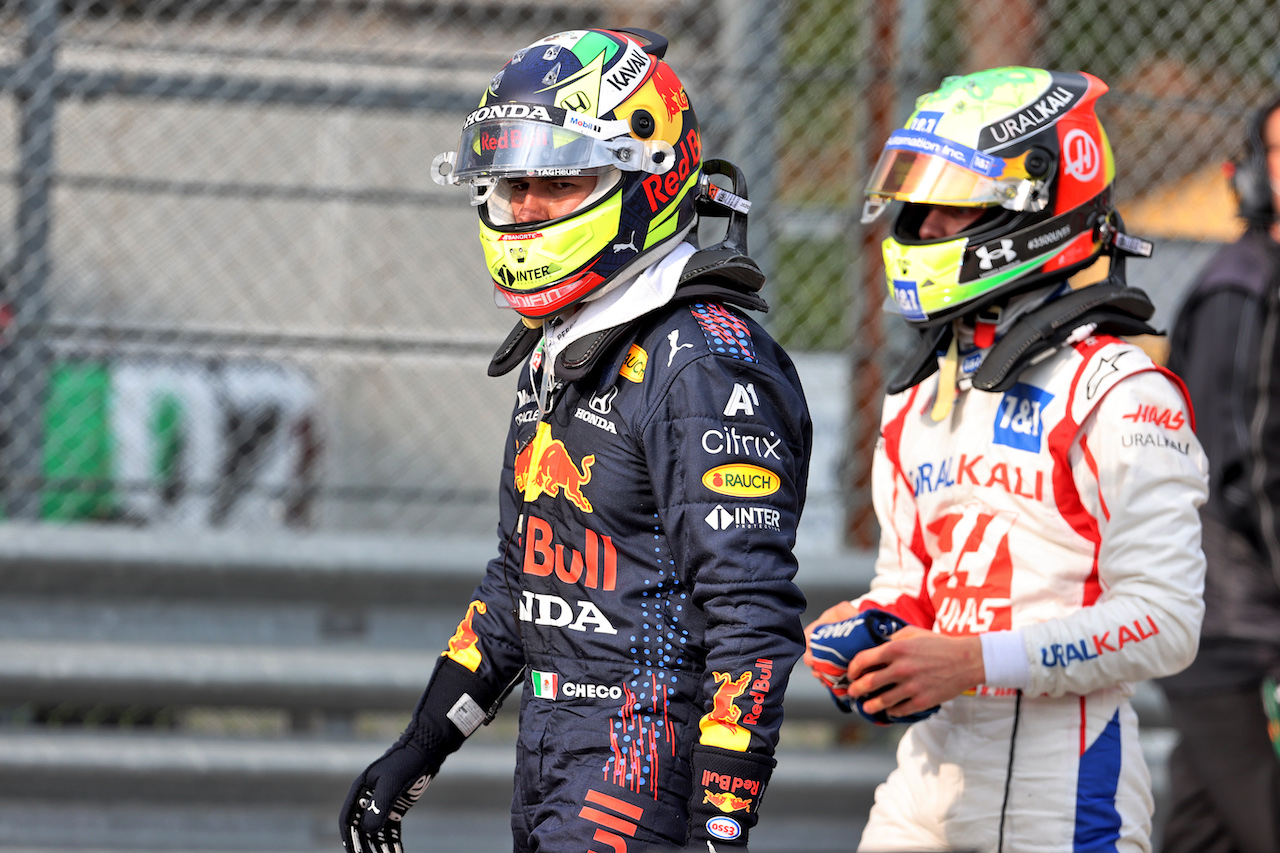 GP IMOLA, (L to R): Sergio Perez (MEX) Red Bull Racing e Mick Schumacher (GER) Haas F1 Team in parc ferme.
18.04.2021. Formula 1 World Championship, Rd 2, Emilia Romagna Grand Prix, Imola, Italy, Gara Day.
- www.xpbimages.com, EMail: requests@xpbimages.com © Copyright: Batchelor / XPB Images