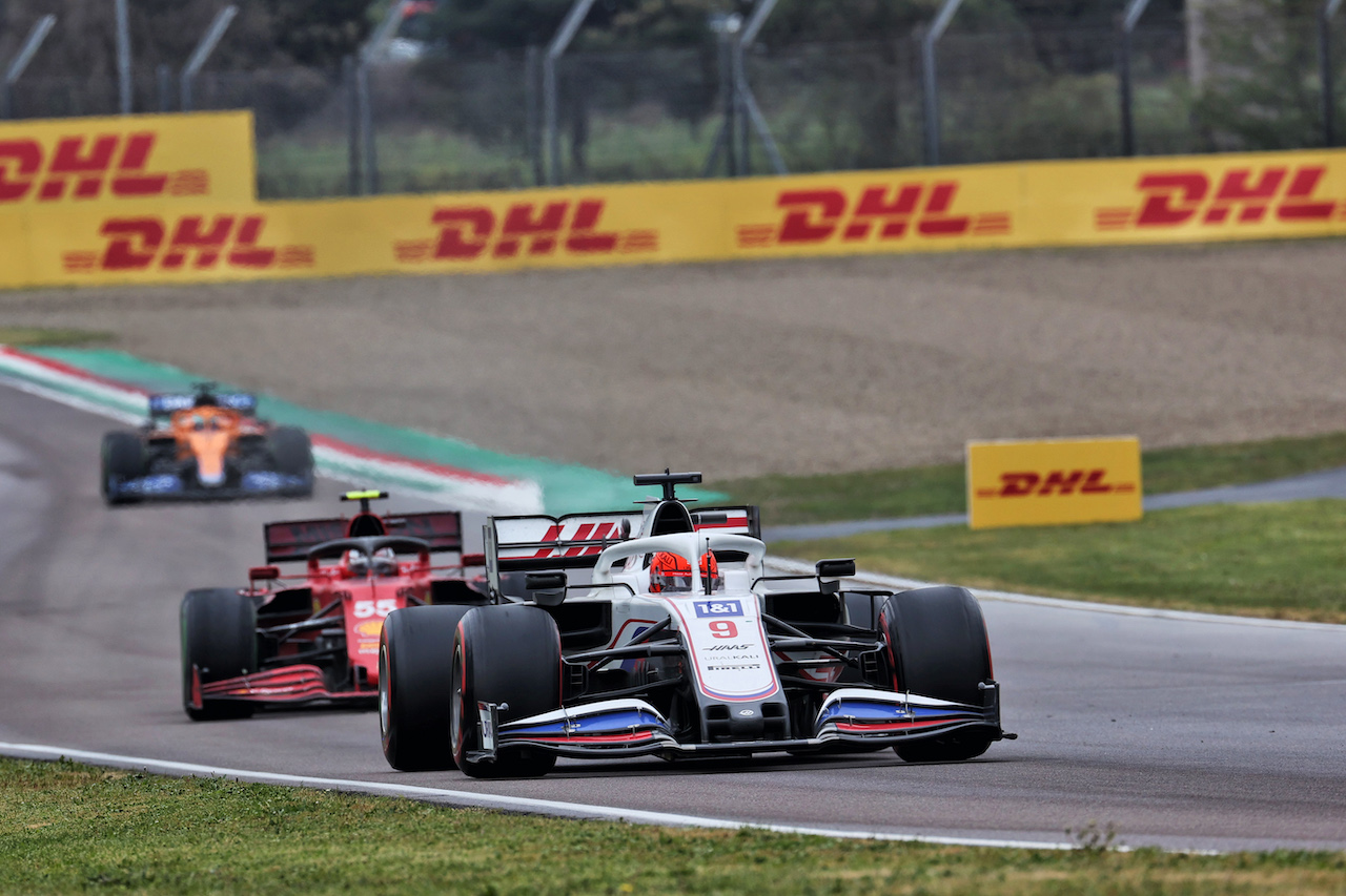 GP IMOLA, Nikita Mazepin (RUS) Haas F1 Team VF-21.
18.04.2021. Formula 1 World Championship, Rd 2, Emilia Romagna Grand Prix, Imola, Italy, Gara Day.
- www.xpbimages.com, EMail: requests@xpbimages.com © Copyright: Batchelor / XPB Images