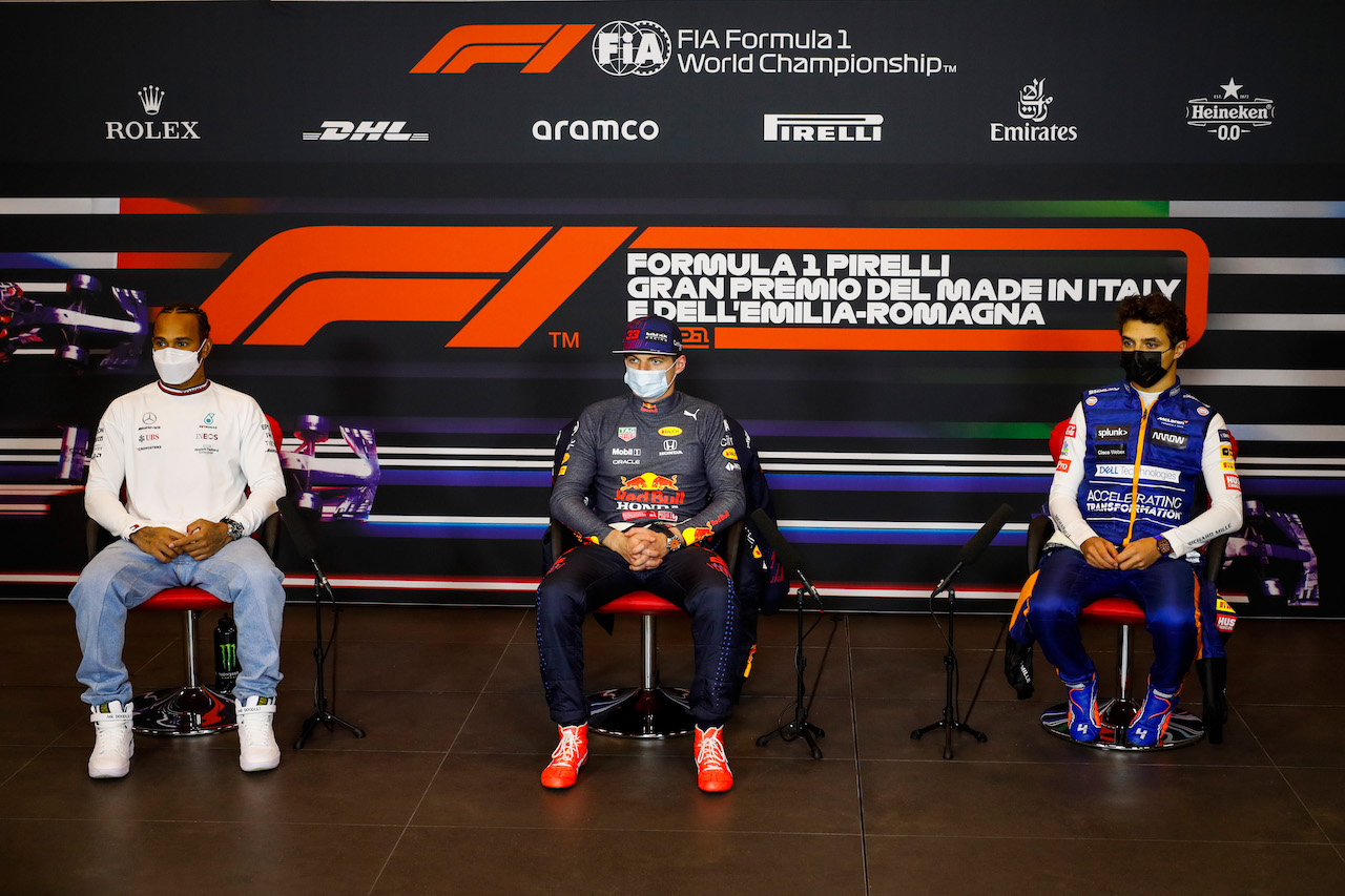 GP IMOLA, (L to R): Lewis Hamilton (GBR) Mercedes AMG F1; Max Verstappen (NLD) Red Bull Racing; e Lando Norris (GBR) McLaren, in the post race FIA Press Conference.
18.04.2021. Formula 1 World Championship, Rd 2, Emilia Romagna Grand Prix, Imola, Italy, Gara Day.
- www.xpbimages.com, EMail: requests@xpbimages.com © Copyright: FIA Pool Image for Editorial Use Only