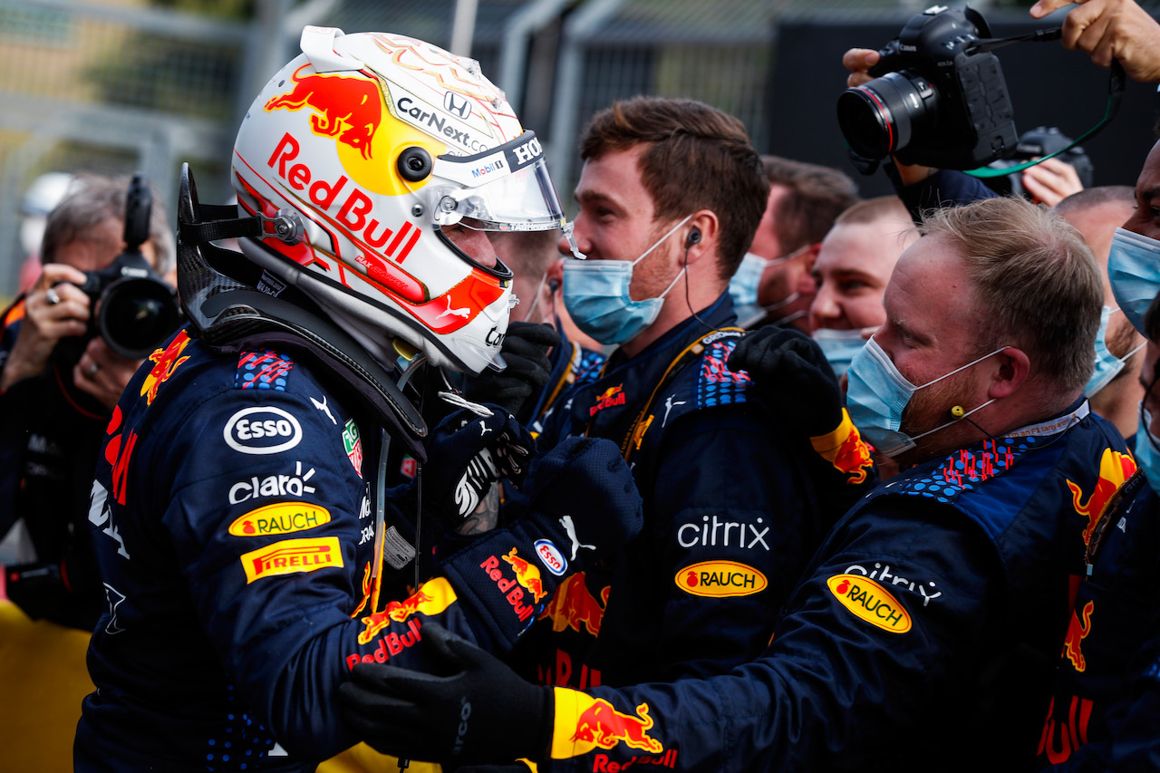 GP IMOLA, Gara winner Max Verstappen (NLD) Red Bull Racing celebrates with the team in parc ferme.
18.04.2021. Formula 1 World Championship, Rd 2, Emilia Romagna Grand Prix, Imola, Italy, Gara Day.
- www.xpbimages.com, EMail: requests@xpbimages.com © Copyright: FIA Pool Image for Editorial Use Only