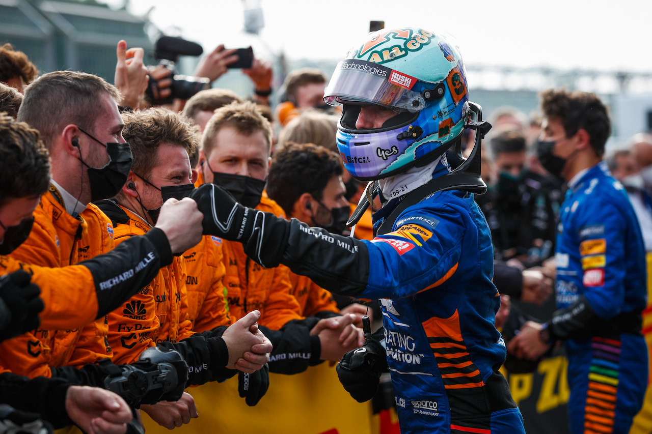 GP IMOLA, Daniel Ricciardo (AUS) McLaren with the team in parc ferme.
18.04.2021. Formula 1 World Championship, Rd 2, Emilia Romagna Grand Prix, Imola, Italy, Gara Day.
- www.xpbimages.com, EMail: requests@xpbimages.com © Copyright: FIA Pool Image for Editorial Use Only