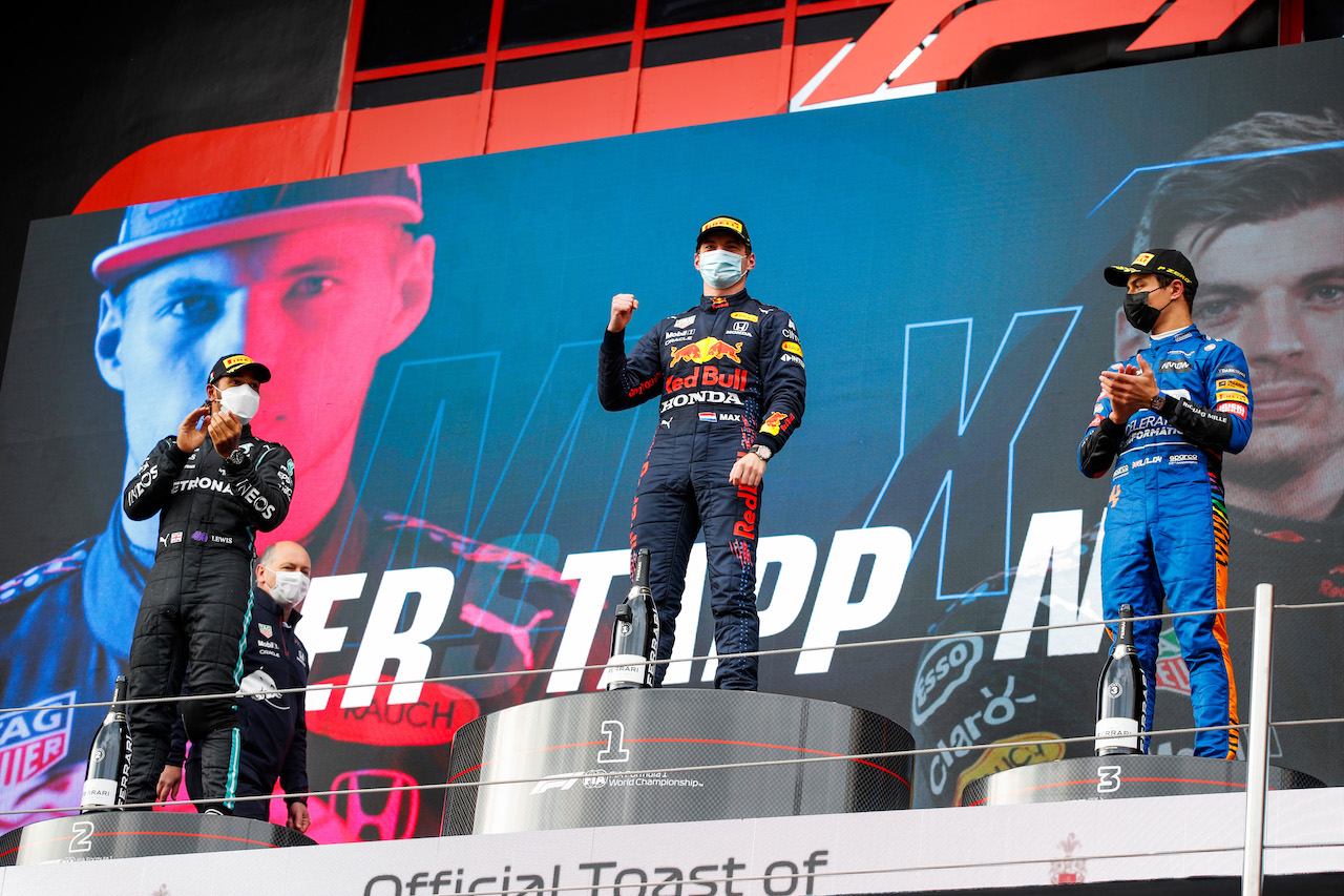 GP IMOLA, The podium (L to R): Lewis Hamilton (GBR) Mercedes AMG F1, second; Max Verstappen (NLD) Red Bull Racing, vincitore; Lando Norris (GBR) McLaren, third.
18.04.2021. Formula 1 World Championship, Rd 2, Emilia Romagna Grand Prix, Imola, Italy, Gara Day.
- www.xpbimages.com, EMail: requests@xpbimages.com © Copyright: FIA Pool Image for Editorial Use Only