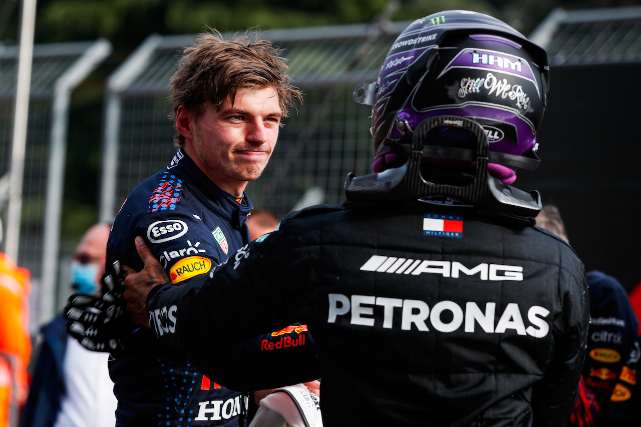 GP IMOLA, (L to R): Gara winner Max Verstappen (NLD) Red Bull Racing celebrates in parc ferme with second placed Lewis Hamilton (GBR) Mercedes AMG F1.
18.04.2021. Formula 1 World Championship, Rd 2, Emilia Romagna Grand Prix, Imola, Italy, Gara Day.
- www.xpbimages.com, EMail: requests@xpbimages.com © Copyright: FIA Pool Image for Editorial Use Only